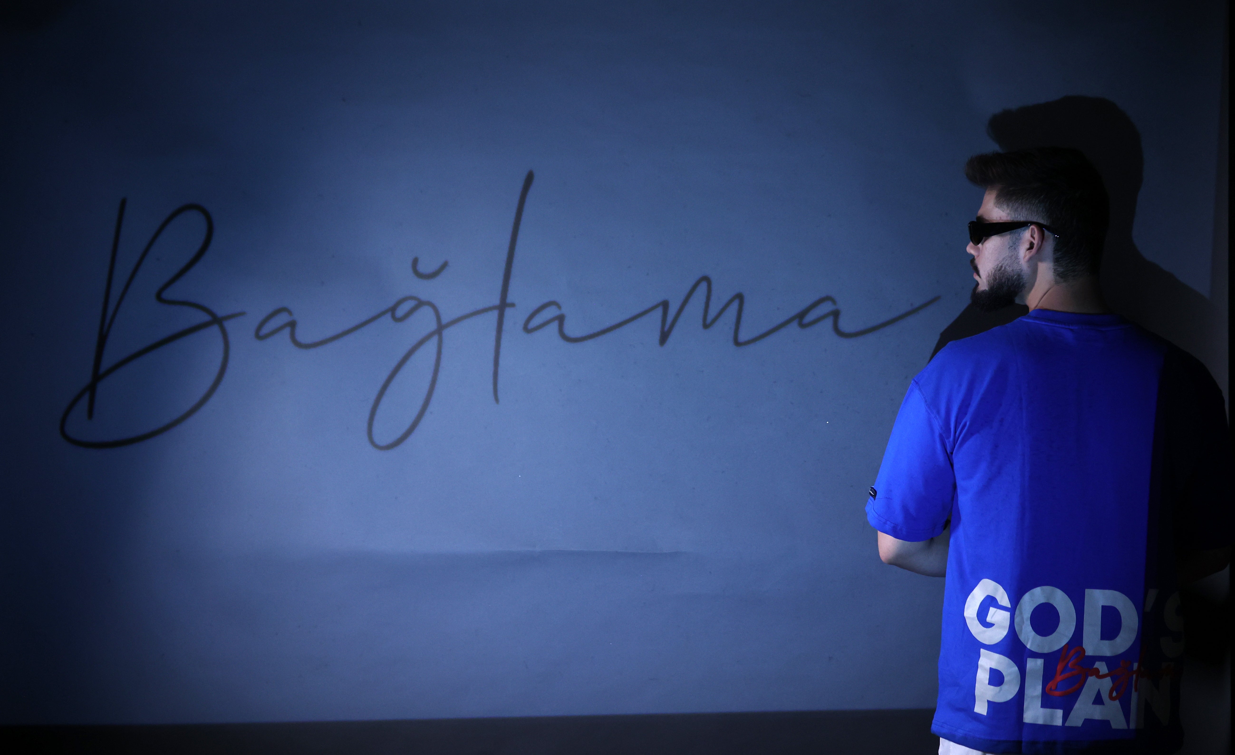 The Gen Z Revolution: Oversized T-Shirts and Unapologetic Style with Bağlama